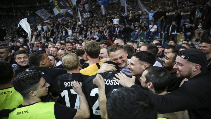Frankfurt fans and players celebrate